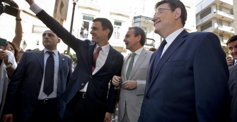 El presidente de la Generalitat, el socialista Ximo Puig, a su llegada a Les Corts acompañado por el expresidente José Luis Rodríguez Zapatero y por el secretario del PSOE, Pedro Sánchez. EFE/Manuel Bruque