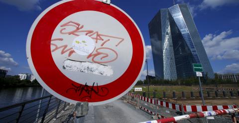 Una señal de tráfico de prohibido el paso cerca del edificio donde se encuentra la sede del BCE, en Fráncfort. REUTERS/Ralph Orlowski
