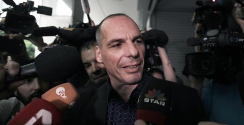 El ministro de Finanzas griego, Yanis Varoufakis, a su llegada a la reunión del Consejo de Estabilidad Financiera de Grecia.. EFE/EPA/SIMELA PANTZARTZI