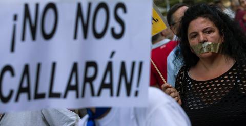 Una mujer con la boca tapada acude a la manifestación madrileña contra la Ley Mordaza.- SERGIO PÉREZ (REUTERS)
