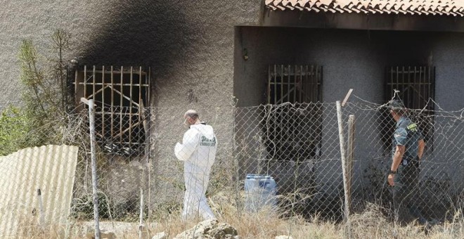 Agentes de la Guardia Civil, ante la casa rural de Villajoyosa (Alicante) donde ocurrió la explosión. EFE/MORELL