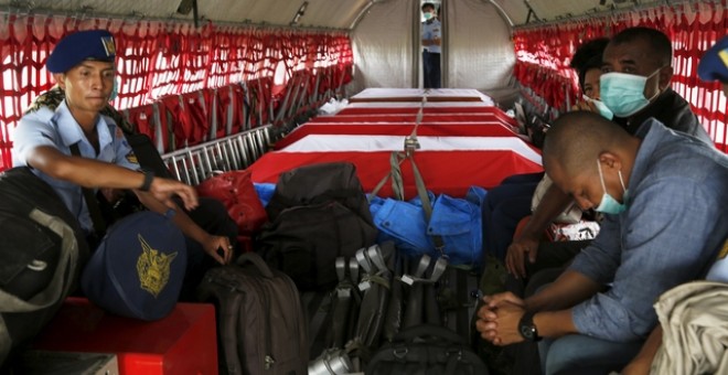 Un avión indonesio transporta varios féretros con varias de las víctimas del accidente del martes. / BEAWIHARTA (REUTERS)