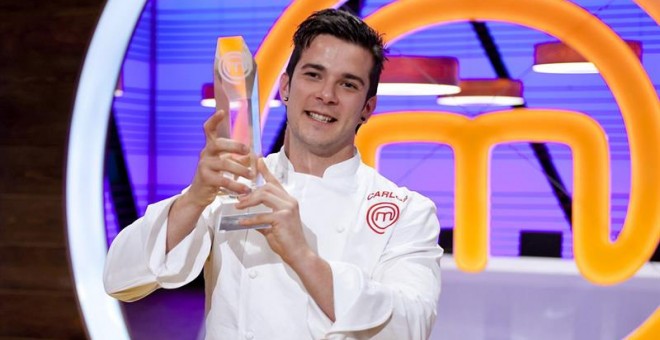 Carlos Maldonado posa con el trofeo de ganador de la tercera edición de 'Masterchef'.