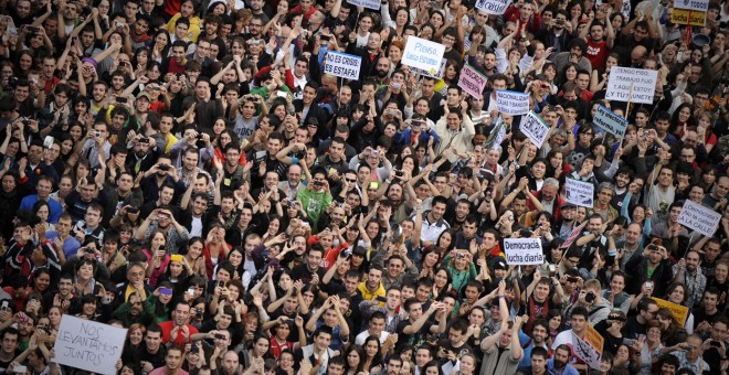 Miles de personas se concentran el la Puerta del Sol de Madrid durante el movimiento 15-M.- AFP