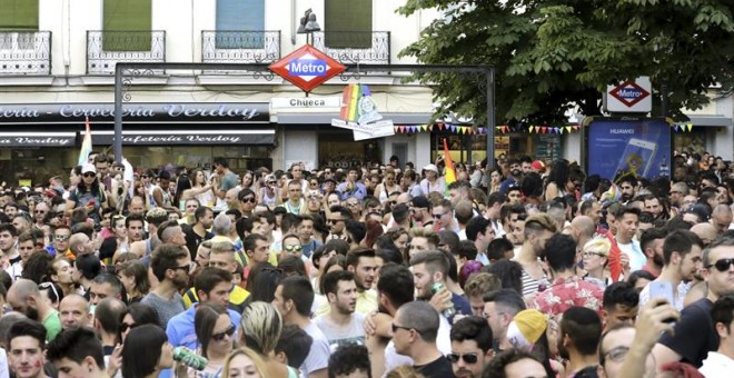 Cientos de personas se concentran en la plaza de Chueca, en el centro de Madrid, para escuchar el pregón de las fiestas del Orgullo Gay 2015. EFE/Zipi