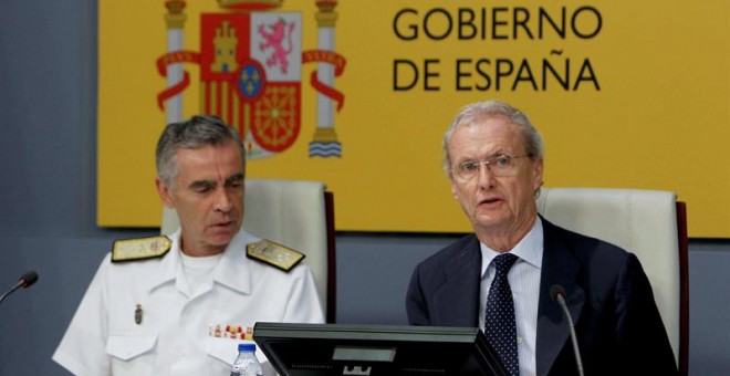El ministro de Defensa, Pedro Morenés, acompañado por el jefe de Estado Mayor de la Defensa, almirante general Fernando García Sánchez. /EFE