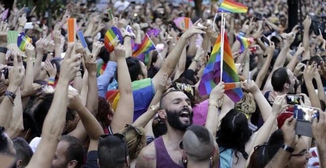 Cientos de personas se concentran en la plaza de Chueca, en el centro de Madrid, para escuchar el pregón de las fiestas del Orgullo Gay 2015. /EFE
