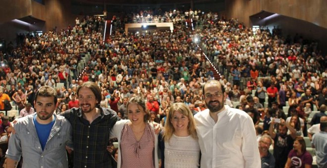 El líder de Podemos, Pablo Iglesias, acompañado de Breogan Rioboo, Irene Montero, Carmen Quiroga y el presentador del mitin que ha ofrecido en el Auditorio Ciudad de Vigo, dentro de la gira 'La Ruta del Cambio'. EFE/Salvador Sas