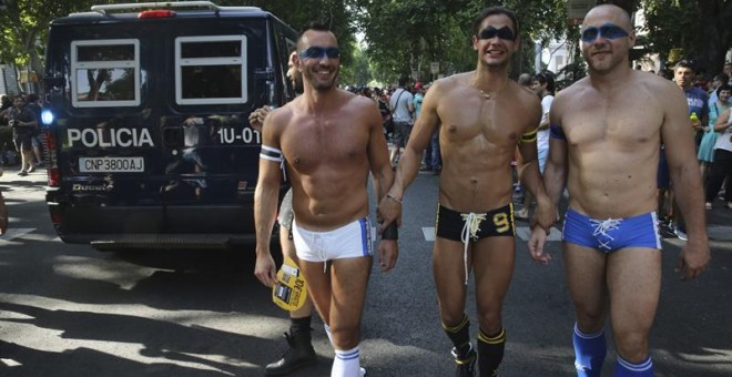 Tres participantes del tradicional desfile del Orgullo Gay que hoy recorre las calles de Madrid con el lema 'Leyes por la igualdad real ¡Ya!'.- EFE