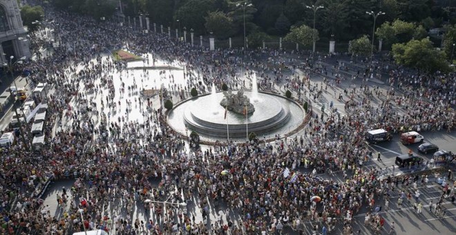 -Participantes del tradicional desfile del Orgullo Gay hoy a su paso por Cibeles con el lema 'Leyes por la igualdad real ¡Ya!', en una semana en la que se celebra el décimo aniversario de la aprobación de la ley del matrimonio homosexual en España.-EFE