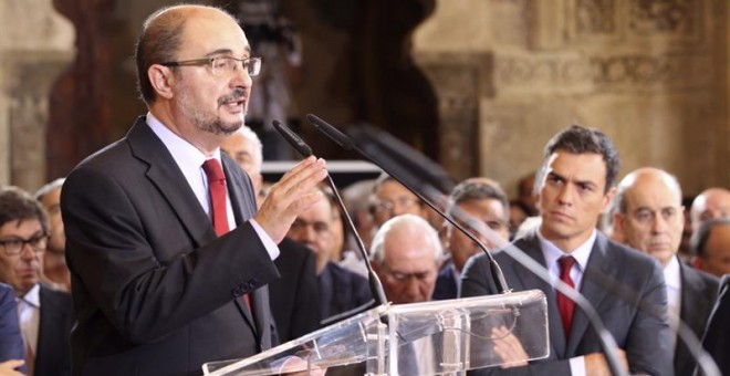 El nuevo presidente de Aragón, el socialista Javier Lambán (i), durante su discurso de toma de posesión en el acto celebrado en el Palacio de la Aljafería y al que ha asistido el secretario general del PSOE, Pedro Sánchez (d). EFE/Javier Cebollada