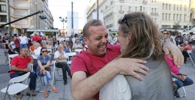 Simpatizantes del 'No' siguen en pantallas gigantes el resultado del referéndum.- EFE