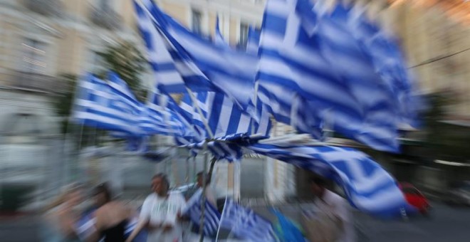 Partidarios de Syriza y votantes del 'No' celebran los primeros datos del referéndum que dan como ganador al No./ EFE