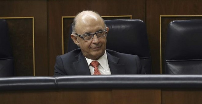Cristóbal Montoro, ministro de Hacienda, en el Congreso. / PACO CAMPOS (EFE)
