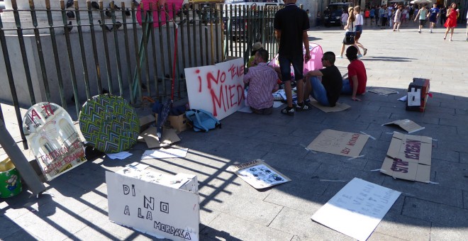 Un grupo de jóvenes está acampado en la Puerta del Sol desde este martes por la noche, en protesta por la 'ley mordaza' / A. I