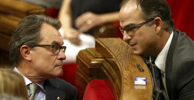 Artur Mas, habla con el portavoz de su grupo en el Parlament, Jordi Turull, este miércoles. EFE/Toni Albir