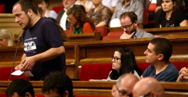 El diputado de la CUP, David Fernández, durante la sesión de control al gobierno en el Parlamento catalán, este jueves./ EFE
