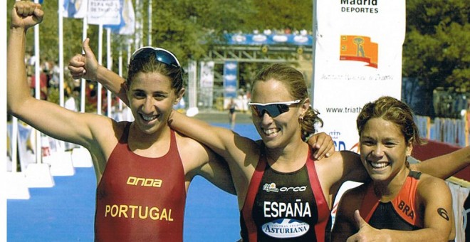 Pilar Hidalgo (centro) cuando terminó tercera en la prueba de la Copa del Mundo en Madrid en 2003. /EFE