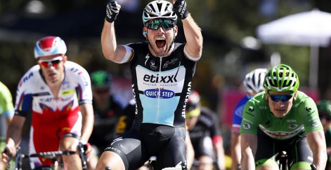 El ciclista británico Mark Cavendish (c) del equipo Etixx Quick Step se impone en la séptima etapa del Tour. /EFE