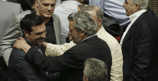 Los legisladores saludan al primer ministro griego Alexis Tsipras de la votación parlamentaria./ EFE