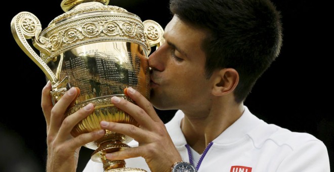 Djokovic, con el trofeo de Wimbledon. REUTERS/Stefan Wermuth
