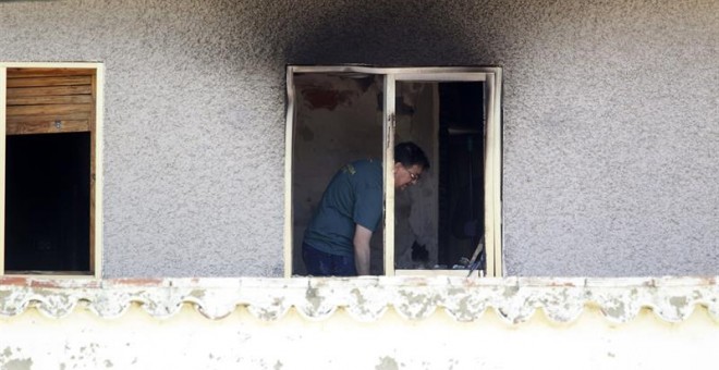 Agentes de la Guardia Civil investigan en una de las habitaciones de la residencia privada de Santa Fe, en la localidad de Cuarte de Huerva, cerca de Zaragoza, donde anoche un incendio causó la muerte a ocho ancianos y heridas a otros doce./ EFE