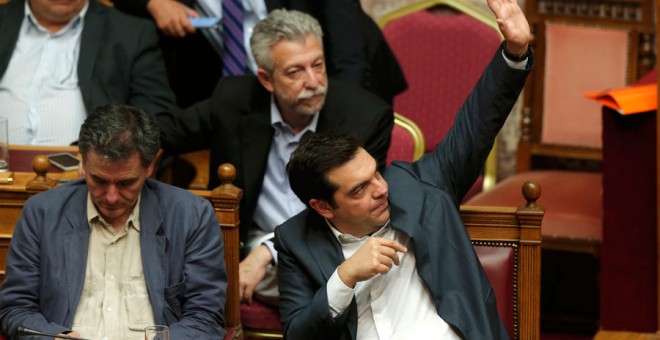 Tsakalotos y Tsipras, durante la votación. REUTERS/Alkis Konstantinidis