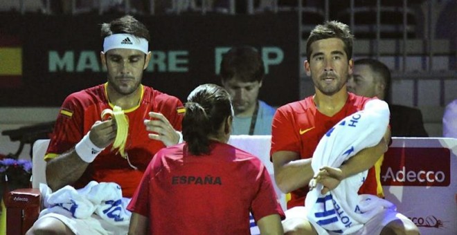 Fotografía facilitada por la RFET, de los tenistas españoles Marc López (d) y David Marrero (i). /EFE