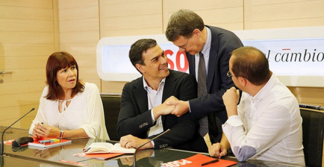 Jordi Sevilla saluda a Pedro Sánchez en la reunión de la Comisión Ejecutiva Federal del PSOE.