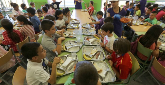 Niños comiendo en un comedor social. EFE