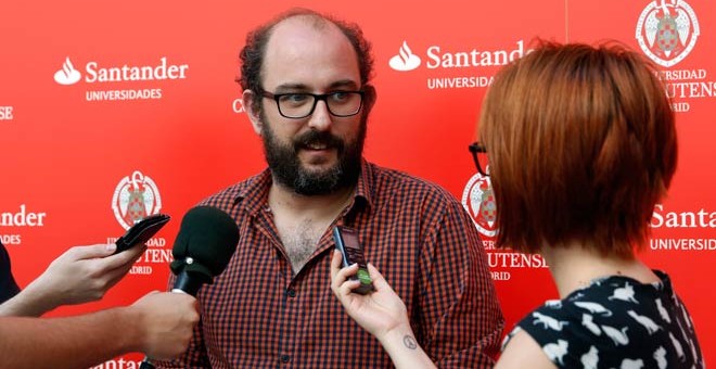 Borja Cobeaga atiende a los medios en los Cursos de Verano de la Complutense. / NACHO CALONGE (UCM)