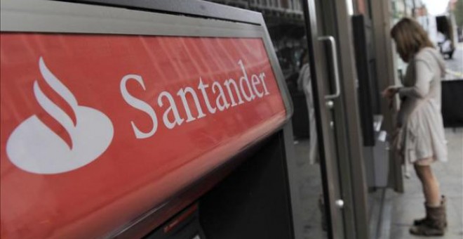 Un cajero del Santander en una sucursal de la entidad. EFE