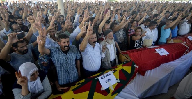 Amigos y familiares de las víctimas del atentado yihadista que causó al menos 30 muetros en Suruc asisten al funeral de 16 de los fallecidos en Gaziantep .- Deniz Toprak (EFE)