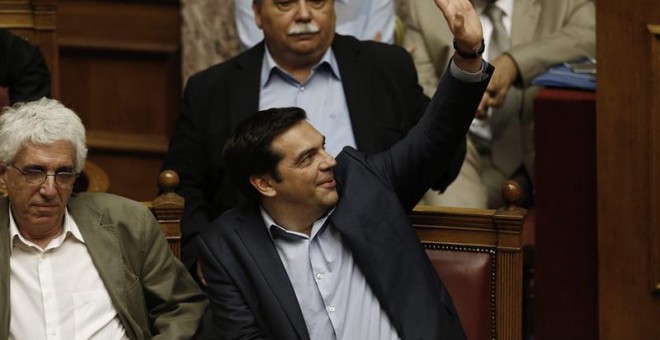 El primer ministro griego, Alexis Tsipras, asiste hoy, miércoles 22 de julio de 2015, a una sesión parlamentaria en Atenas (Grecia). Grecia y sus acreedores iniciaron nuevas negociaciones de rescate con el objetivo de llegar a un acuerdo a mediados de ag