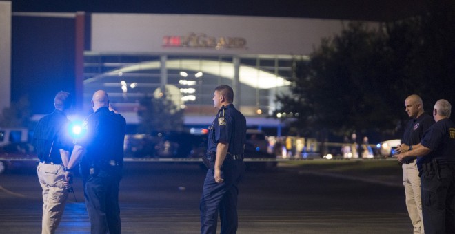 Agentes de policía a las afueras del cine donde se ha producido el tiroteo en la localidad de Lafayette. /REUTERS