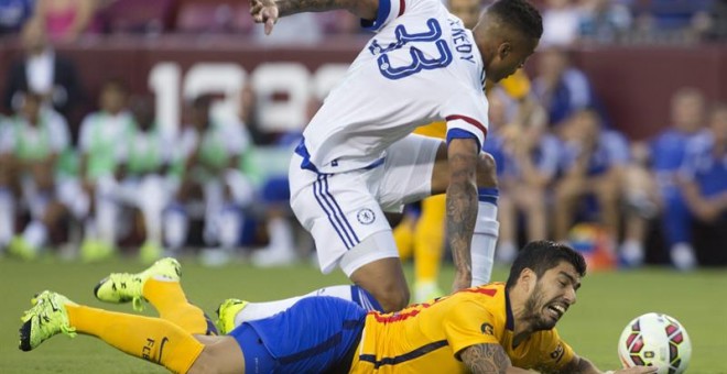 Luis Suárez (abajo), del Barcelona, cae al suelo disputando un balón con el jugador del Chelsea Kenedy. EFE