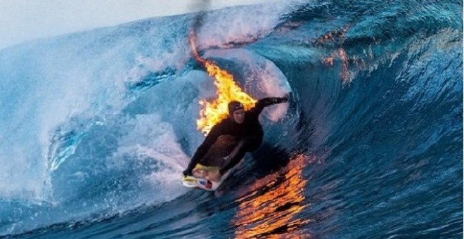 Jamie O'Brien, un conocido surfista estadounidense, surcando las olas envuelto en llamas / Archivo