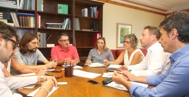 El concejal de Vivienda de Zaragoza, Pablo Híjar (segundo por la izquierda), durante una reunión con los responsables de la Consejería de Vertebración del Territorio.