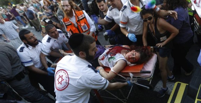 Al menos seis personas resultaron heridas, tres de ellas de gravedad, en un ataque con arma blanca mientras participaban en la Marcha del Orgullo Gay en Jerusalén. EFE/Atef Safadi