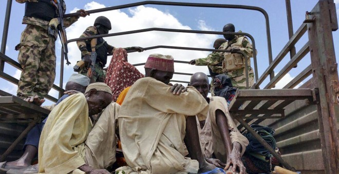 Nigerianos rescatados de campos de Boko Haram en las comunidades de Kashingeri y Wale el pasado 30 de julio, en un campo en Maiduguri (Nigeria)./ EFE Archivo /STR