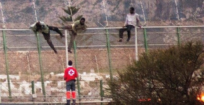 Cerca de 400 inmigrantes tratan de saltar la valla de Melilla.- CRUZ ROJA /EUROPA PRESS