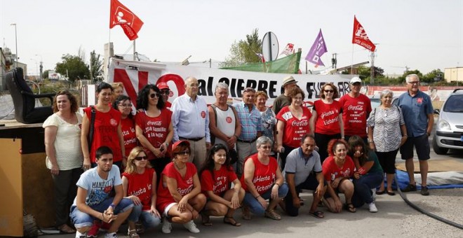 Trabajadores afectados por el ERE de Coca-Cola en el campamento instalado en Fuenlabrada, de donde temen ser desalojados cuando asistan hoy al curso de formación al que les obliga la empresa.-  EFE