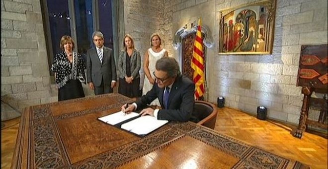 Artur Mas firma el decreto de convocatoria de elecciones.