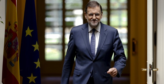 El presidente del Gobierno, Mariano Rajoy, antes de la rueda de prensa del pasado julio, antes de las vacaciones de verano, tras el Consejo de Ministros que aprobó los Presupuestos para 2016. REUTERS/Sergio Perez