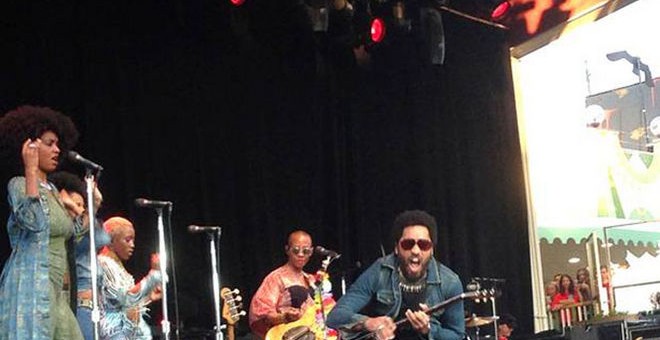 Lenny Kravitz durante su concierto en Estocolmo en el momento en el que se rompen sus ajustados pantalones