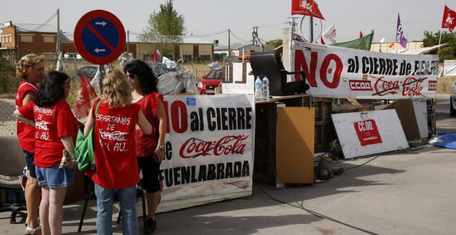 Trabajadores afectados por el ERE de Coca-Cola en el campamento instalado junto a la planta madrileña de Fuenlabrada. EFE/Paco Campos