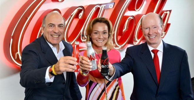 La española Sol Daurella, en el centro, junto a sus socios en la nueva empresa embotelladora de Coca-Cola en Europa. E.P.
