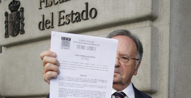 El secretario general del sindicato Manos Limpias, Miguel Bernard, muestra la denuncia que ha presentado hoy en la Fiscalía General del Estado para pedir la detención del presidente de la Generalitat, Artur Mas, por convocar unas elecciones de carácter p