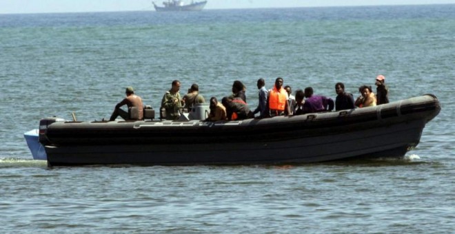 Imagen de archivo de una patera avistada por el servicio de vigilancia marítima. (EFE)