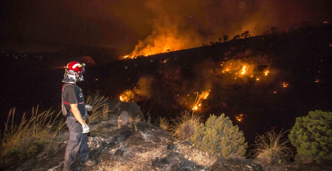 Un bombero observa el incendio forestal en el Cañón de Almadenes, uno de los tres focos activos en la localidad murciana de Cieza. EFE/Marcial Guillén.
